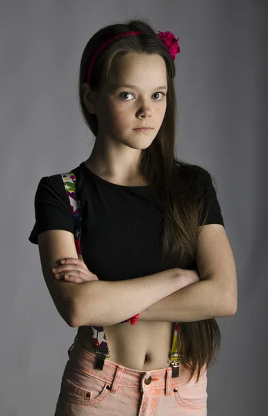 Gri bir arka plan üzerinde güzel duygusal kız