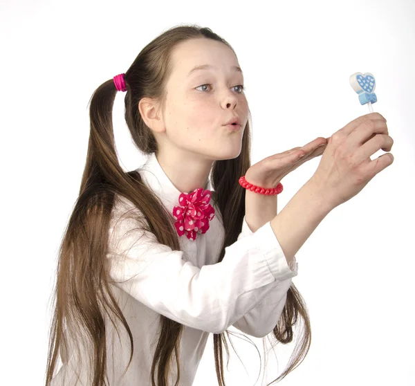 Beyaz zemin üzerine gözlük ile güzel duygusal kız