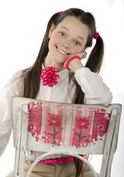 Menina emocional bonita com óculos em um fundo branco — Fotografia de Stock