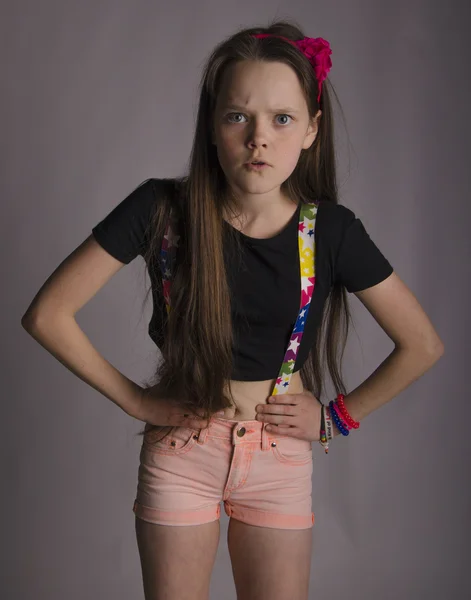 Menina emocional bonita em um fundo cinza — Fotografia de Stock