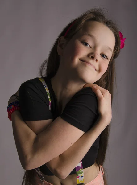 Gri bir arka plan üzerinde güzel duygusal kız