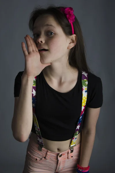 Hermosa chica emocional sobre un fondo gris — Foto de Stock