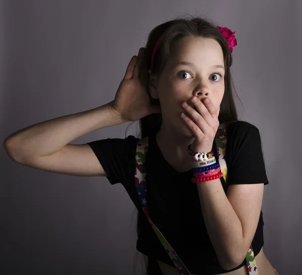 Gri bir arka plan üzerinde güzel duygusal kız