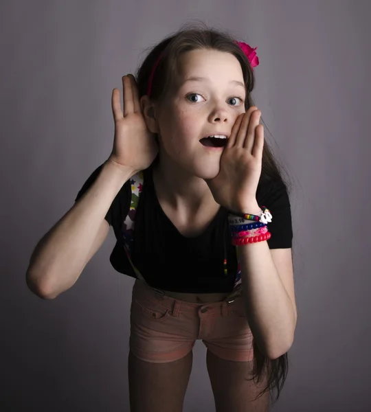 Gri bir arka plan üzerinde güzel duygusal kız