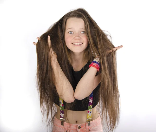 Beyaz zemin üzerine gözlük ile güzel duygusal kız