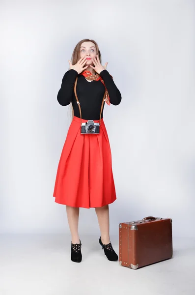 Chica viajera con una cámara y una maleta — Foto de Stock