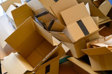 Paketleri açtıktan veya teslimattan sonra Boş Karton Kutular Yığını