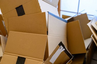 Paketleri açtıktan veya teslimattan sonra Boş Karton Kutular Yığını