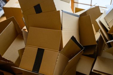 Paketleri açtıktan veya teslimattan sonra Boş Karton Kutular Yığını