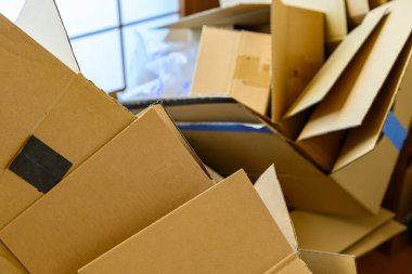 Paketleri açtıktan veya teslimattan sonra Boş Karton Kutular Yığını