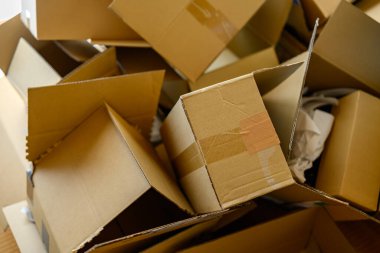 Paketleri açtıktan veya teslimattan sonra Boş Karton Kutular Yığını