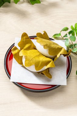 Geleneksel Japon Kashiwa Mochi kırmızı tabakta