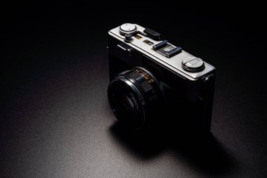 Siyah arkaplanda Retro film kamerası