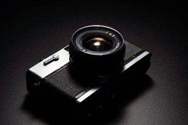 Siyah arkaplanda Retro film kamerası