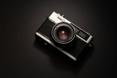 Siyah arkaplanda Retro film kamerası