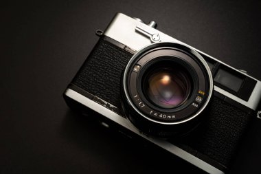 Siyah arkaplanda Retro film kamerası