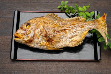 Tüm Izgara Deniz Çamuru Geleneksel Japon Kutlama Tepsisinde