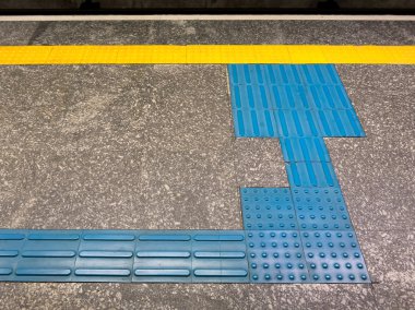 Dokunsal zemin yüzeyi göstergeleri için Brezilya metro istasyonunda görme