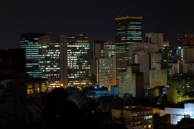 Rio de Janeiro'da binaların şehir merkezinde geceleri
