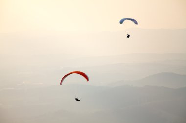 Brezilya gökyüzünde yamaç paraşütü