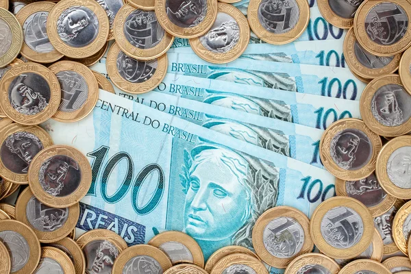 Brasilianische 1 echte Münzen und 100 Reais Banknoten — Stockfoto