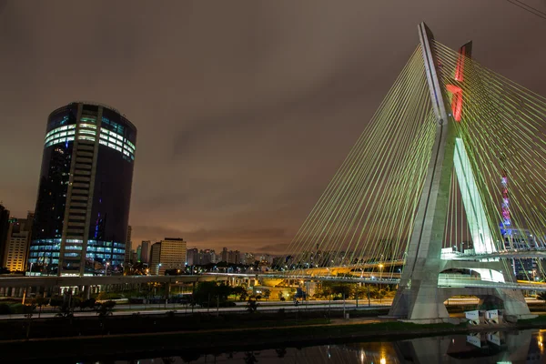 建筑物和索斜拉桥在圣保罗-巴西-晚上 — 图库照片