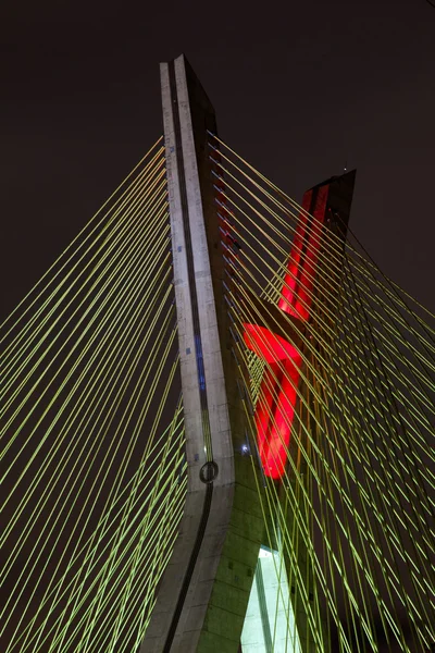 Kabeln stannade bridge detalj i Sao Paulo - Brasilien - på natten — Stockfoto