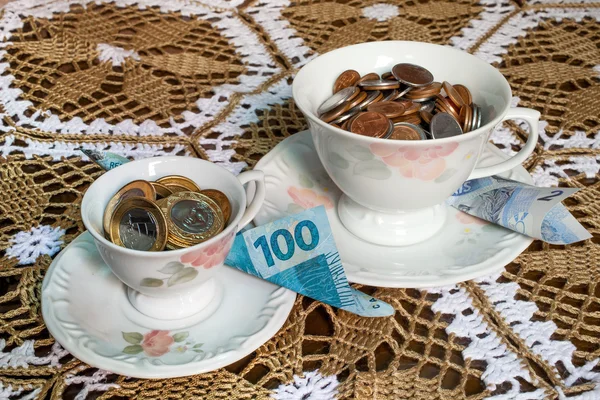 Taza de té con dinero brasileño dentro — Foto de Stock