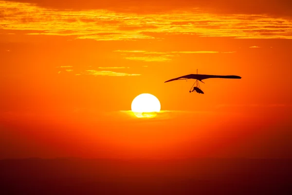 Hang planando no pôr do sol — Fotografia de Stock