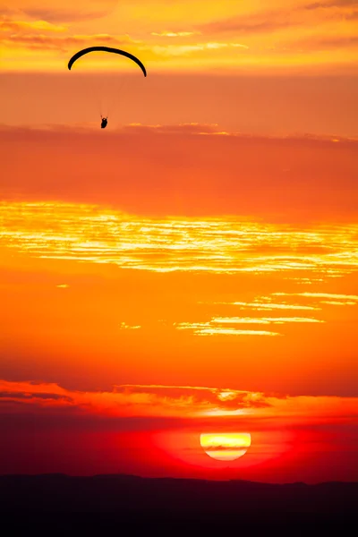 Gleitschirmfliegen im Sonnenuntergang in Brasilien — Stockfoto