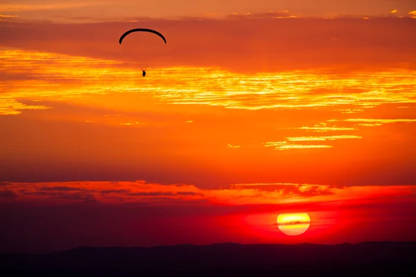 Paralotniarstwo w zachód słońca — Zdjęcie stockowe