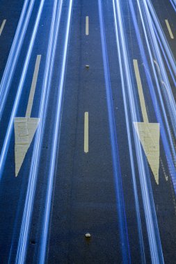 Trafiği üzerinde ışık yollar büyük Caddesi üzerinde işaretler