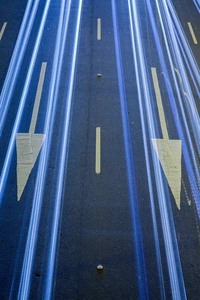 Trilhas de luz sobre sinais de trânsito em grande avenida — Fotografia de Stock