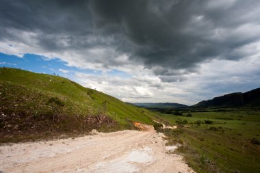 Kara fırtına gökyüzü ile kırsal toprak yol