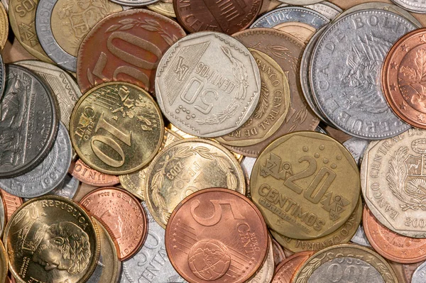 Un montón de monedas del mundo de colores diferentes — Foto de Stock
