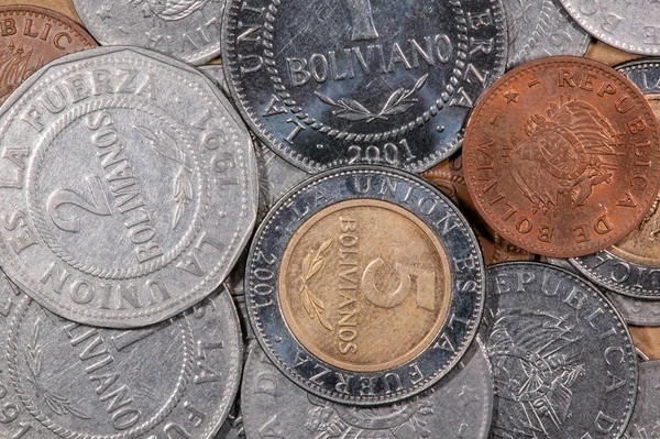 Un montón de monedas del mundo de colores diferentes — Foto de Stock