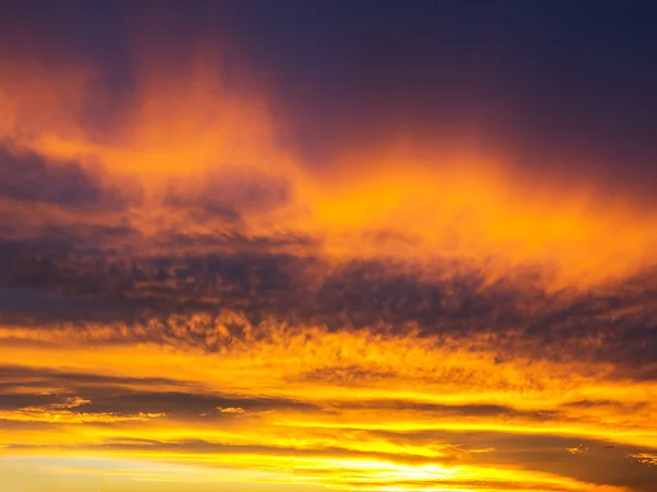 Mavi ve sarı çizgili gökyüzü ve bulutlar gün batımında - desen — Stok fotoğraf