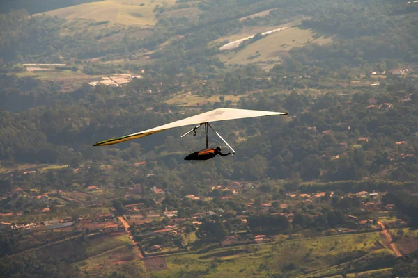 Hang gliding s městem v pozadí — Stock fotografie