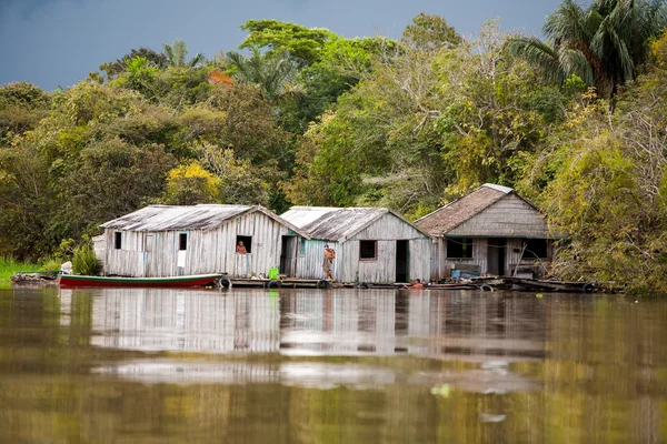 Casas flotantes en el río Amazonas - Manaus - Brasil —  Fotos de Stock