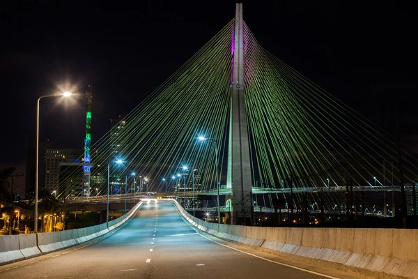 Empty avenue - cable stayed bridge in Sao Paulo - Brazil - at ni — Stock Photo, Image