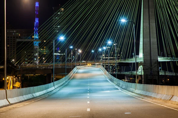 Prázdné ulici - kabel zůstal most v Sao Paulo - Brazílie - na ni — Stock fotografie
