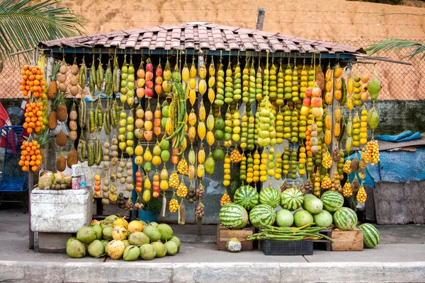 Amazonic tradycyjne owoce na drodze sklep — Zdjęcie stockowe