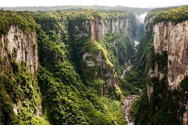 Itaimbezinho Kanyonu kayalıklardan Güney Brezilya