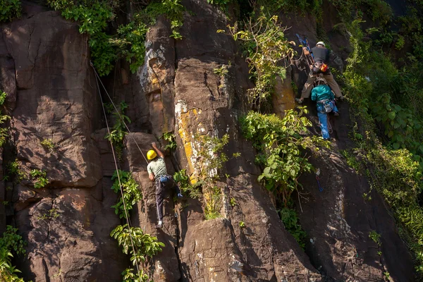 Bergsteiger im iguazu Nationalpark Basaltfelsen — Stockfoto