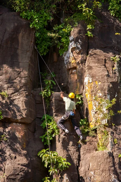 伊瓜苏国家公园玄武岩攀岩岩 — 图库照片