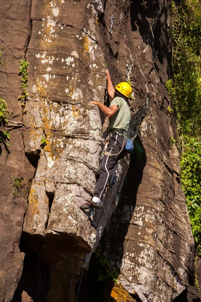 Rock klimmer in Iguazu Nationaal park basalt stenen — Stockfoto