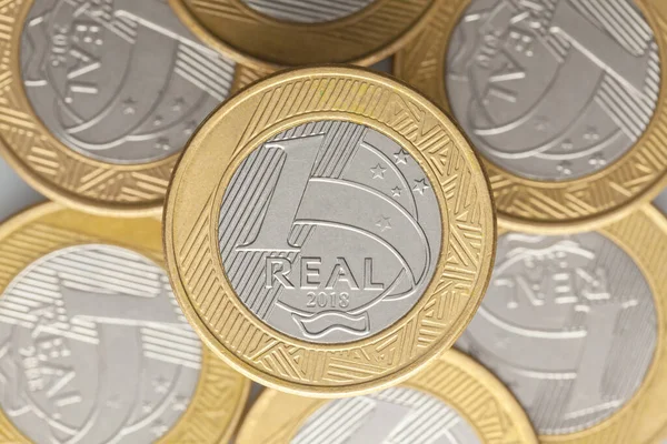 Moneda Brasileña Real Muy Cerca Con Otras Monedas Borrosas Fondo — Foto de Stock