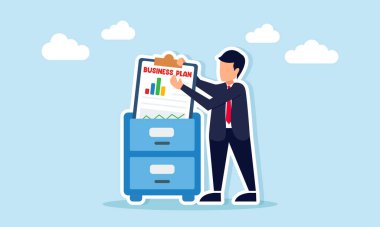 İş adamı, iş stratejisi belge arşivinin bir çekmecesinden bir iş planı belgesi alıyor