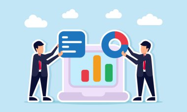 İş adamları not panosu ve daire çizelgesini dizüstü bilgisayarın yanında tutuyorlar ve iş verilerinin analiz edilip düzenlendiğine dair grafik çizimleri gösteriyorlar.