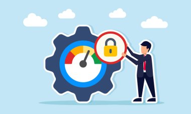 İş adamı, işletme yönetim sisteminin standartlaştırılmasının düzey göstergesi olan bir dişlinin üzerine kilit simgesi yerleştiriyor